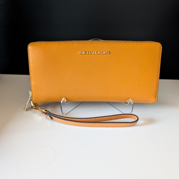 READY FOR FALL Michael Kors Wristlet With Gold Hardware - Picture 1 of 9